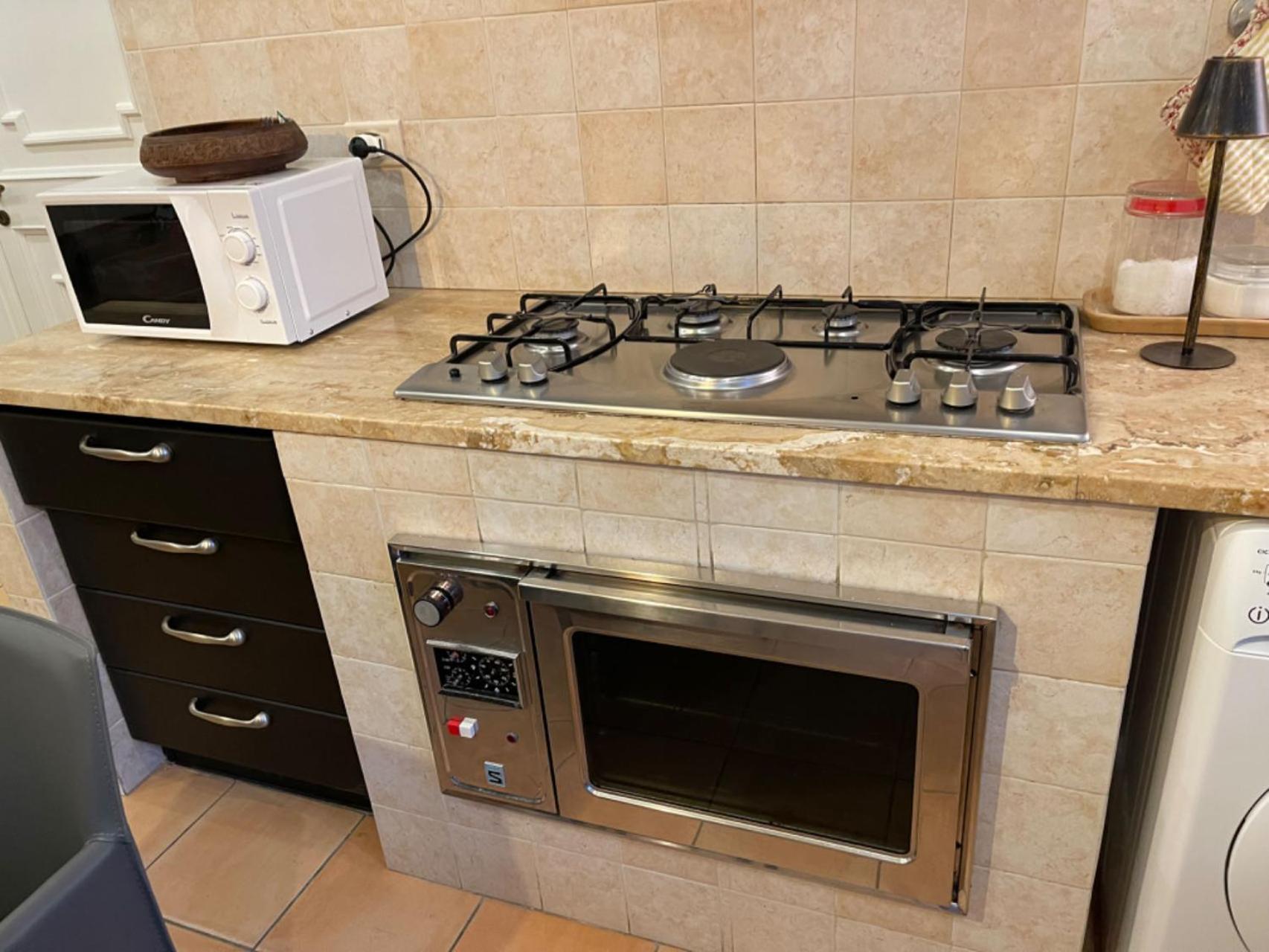Delightful Stylish House With Private Garden Close To Downtown Semesterbostad